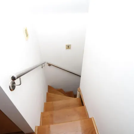 Near Main Beach Apartment *