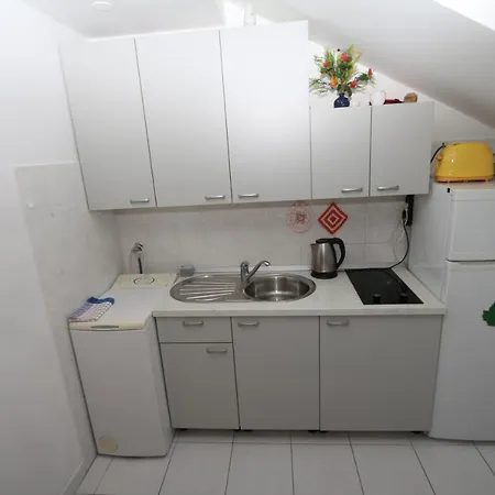 Near Main Beach Apartment